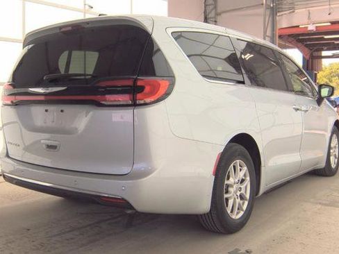 Used 2024 Chrysler Pacifica Touring-L FWD image 4