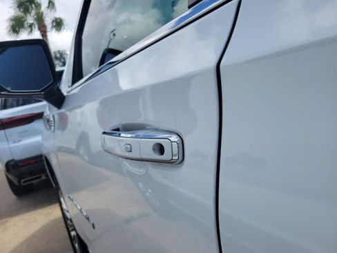 Used 2025 GMC Yukon Denali AWD/4WD image 5