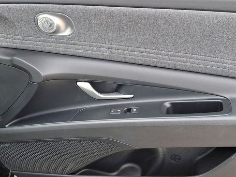 Used 2025 Hyundai Elantra Limited image 10