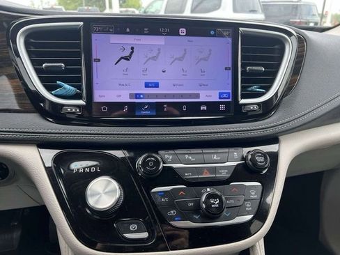 Used 2022 Chrysler Pacifica Limited image 12