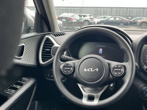 Used 2025 Kia Soul LX w/ LX Technology Package FWD image 26