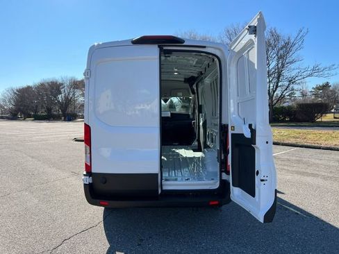 Used 2025 Ford E-Transit 148 Medium Roof image 25