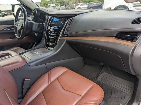 Used 2019 Cadillac Escalade Luxury AWD/4WD image 14