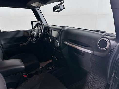 Used 2015 Jeep Wrangler Unlimited Sahara image 25