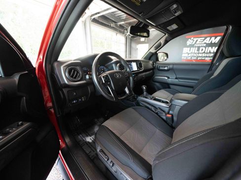 Used 2022 Toyota Tacoma TRD Sport AWD/4WD image 8