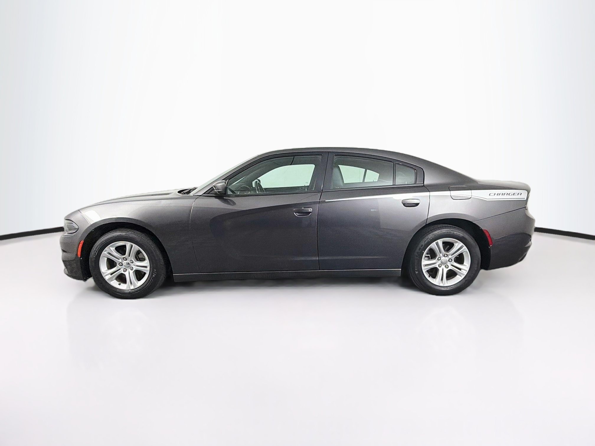 Used 2021 Dodge Charger SXT w/ Leather Interior Group RWD image 4