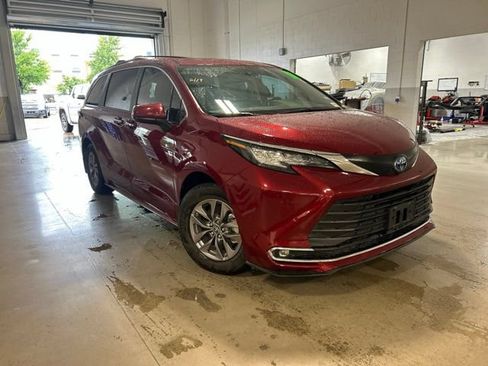 Used 2023 Toyota Sienna XLE FWD image 1