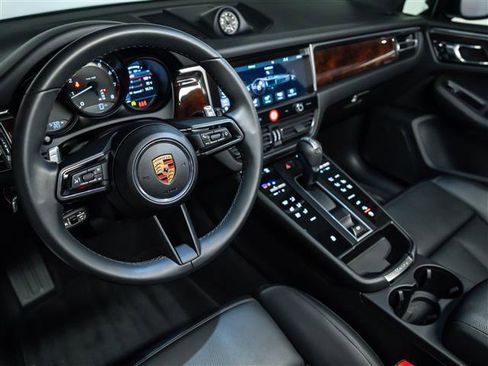 Used 2025 Porsche Macan image 4