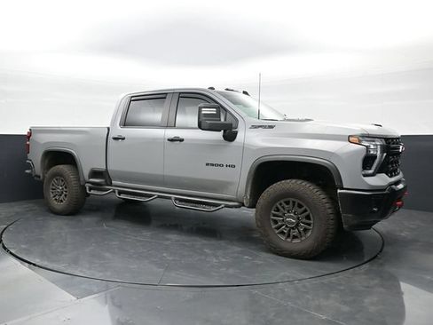 Used 2025 Chevrolet Silverado 2500 ZR2 w/ Technology Package AWD/4WD image 3