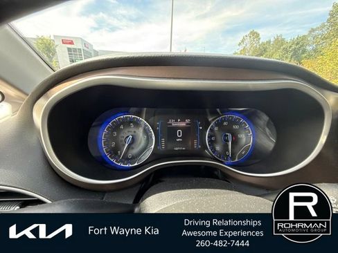 Used 2017 Chrysler Pacifica Touring-L FWD image 10