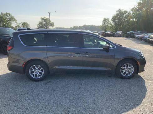 Used 2023 Chrysler Pacifica Touring-L FWD image 15