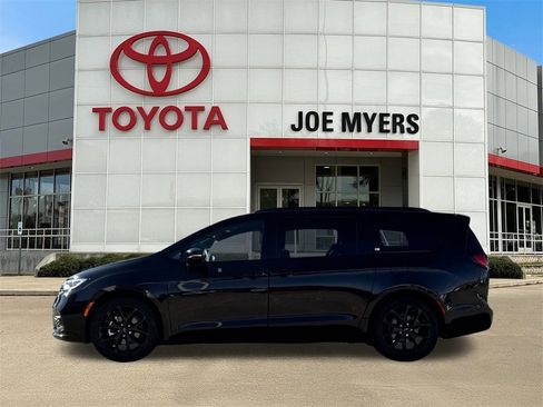 Used 2025 Chrysler Pacifica Limited image 7