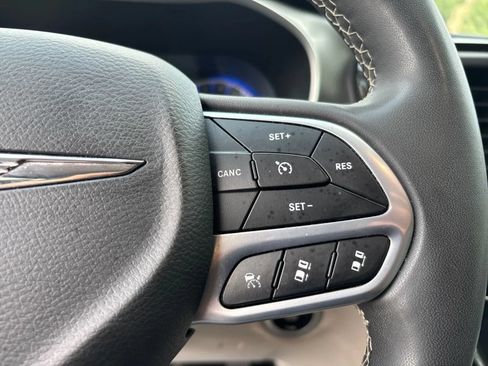 Used 2023 Chrysler Pacifica Touring-L FWD image 16