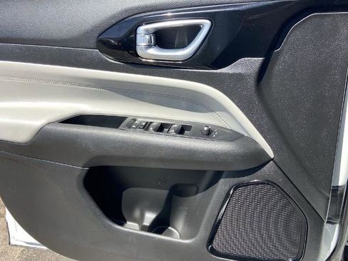 Used 2025 Jeep Compass Limited image 17