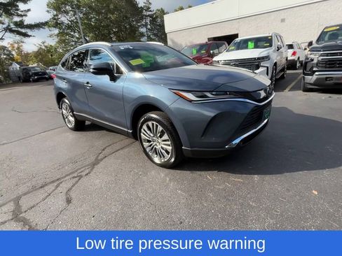 Used 2024 Toyota Venza XLE image 7