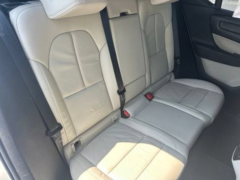 Used 2022 Volvo XC40 T4 Momentum FWD image 19