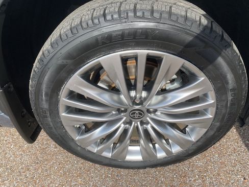 Used 2024 Toyota Highlander Platinum image 10