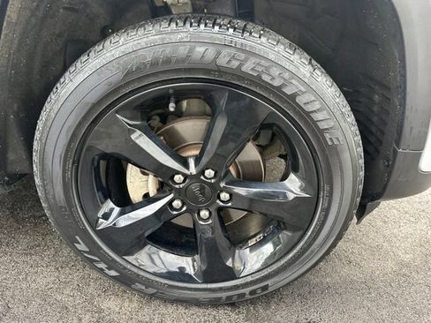 Used 2023 Jeep Grand Cherokee Altitude AWD/4WD image 9