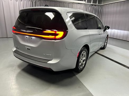 Used 2024 Chrysler Pacifica Limited FWD image 7