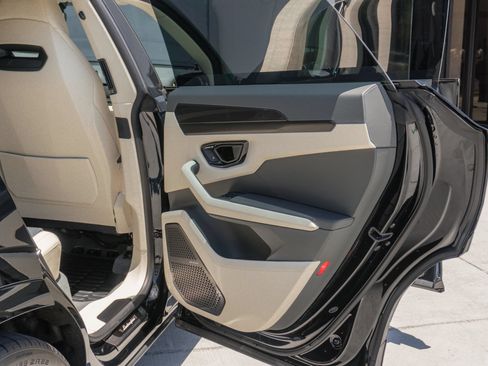 Used 2026 Lamborghini Urus SE AWD/4WD image 56