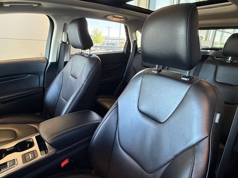 Used 2022 Ford Edge Titanium image 16