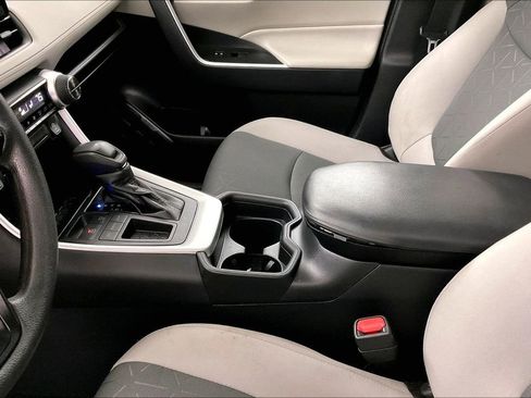 Used 2021 Toyota RAV4 XLE w/ Convenience Package FWD image 17