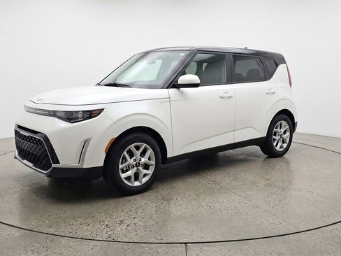 Used 2025 Kia Soul LX w/ LX Technology Package FWD image 3