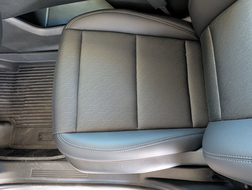New 2027 Chevrolet Equinox LT w/ Convenience Package II FWD image 10