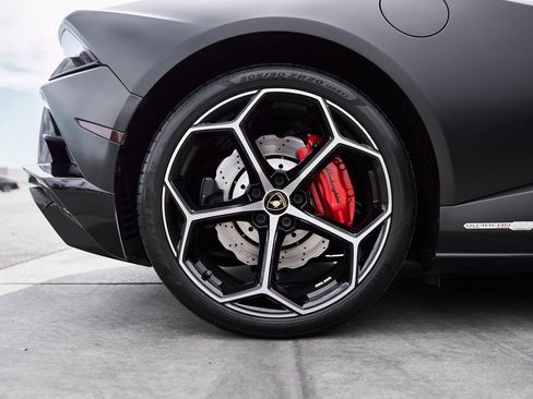 Used 2021 Lamborghini Huracan EVO image 24