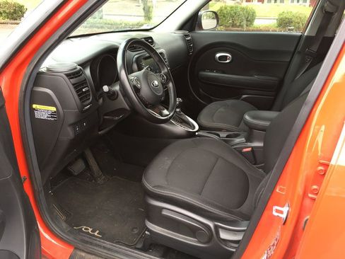 Used 2018 Kia Soul + FWD image 4
