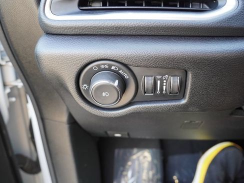 Certified 2025 Chrysler Pacifica Limited FWD image 26