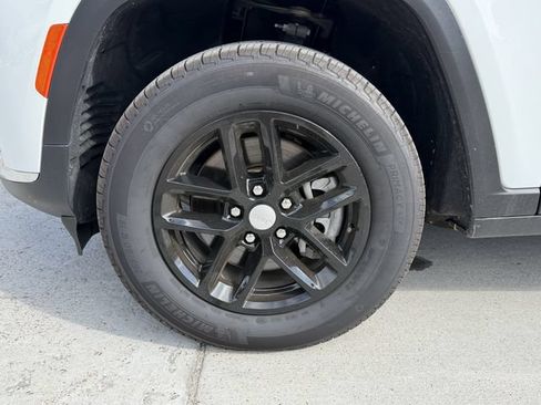 Used 2025 Jeep Grand Cherokee L Laredo RWD image 9