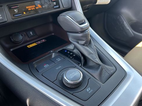 Used 2022 Toyota RAV4 Limited image 23