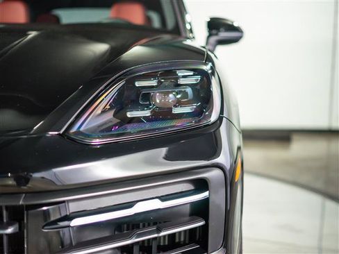 Certified 2026 Porsche Cayenne AWD/4WD image 10