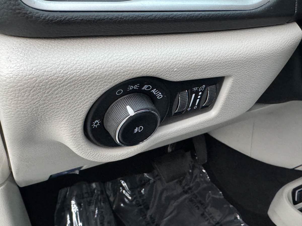 Used 2023 Chrysler Pacifica Touring-L FWD image 27