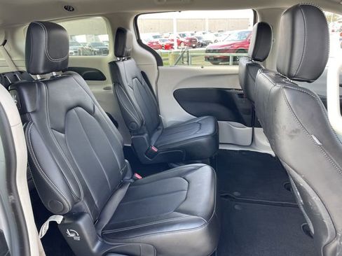 Used 2024 Chrysler Pacifica Touring-L image 25