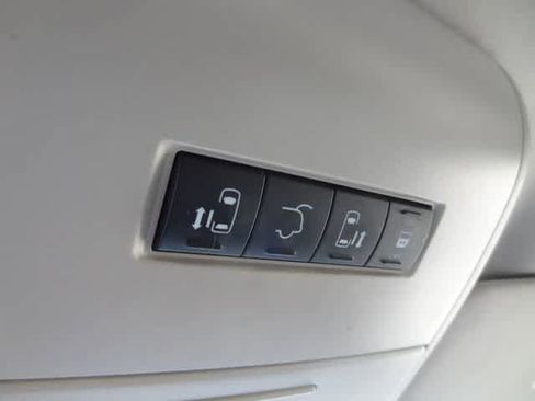 Used 2014 Chrysler Town & Country Touring FWD image 30