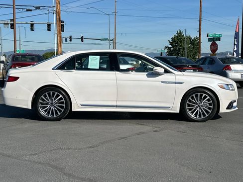 Used 2017 Lincoln Continental Select w/ Technology Package FWD image 3