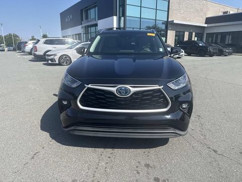 Used 2021 Toyota Highlander XLE FWD image 2