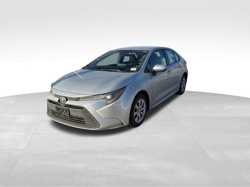 Used 2025 Toyota Corolla LE image 12
