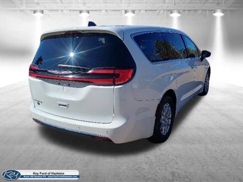 Used 2023 Chrysler Pacifica Touring-L FWD image 5