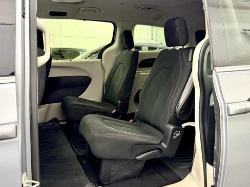 Used 2019 Chrysler Pacifica Touring Plus w/ Advanced Safetytec Group image 10