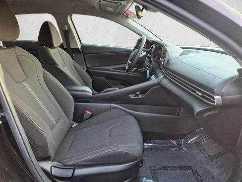 Used 2022 Hyundai Elantra SE FWD image 19