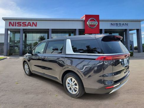 Used 2024 Kia Carnival LX FWD image 4