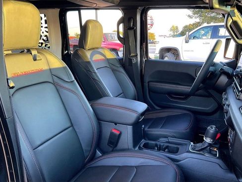 Used 2025 Jeep Wrangler Unlimited Rubicon w/ Technology Group image 34