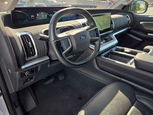 Used 2025 Ford Expedition Platinum image 13