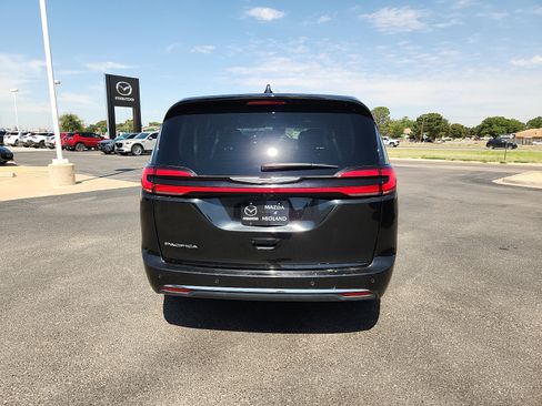 Used 2023 Chrysler Pacifica Touring-L FWD image 6