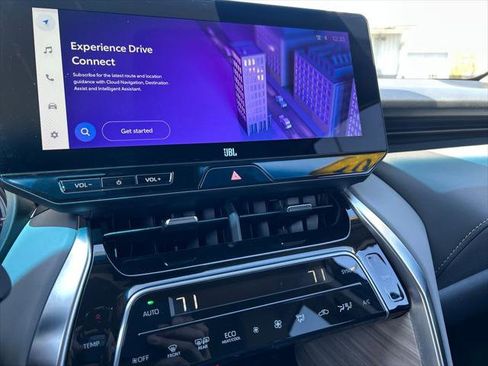 Certified 2024 Toyota Venza XLE AWD/4WD image 12
