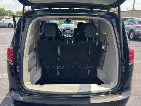 Used 2023 Chrysler Pacifica Touring-L FWD image 25