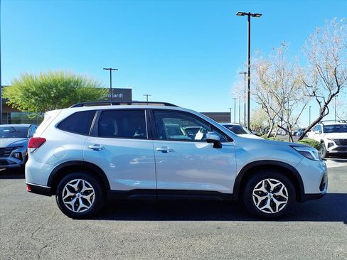 Used 2020 Subaru Forester Premium image 7